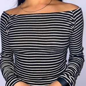 Brandy Melville off shoulder top🤍🖤
